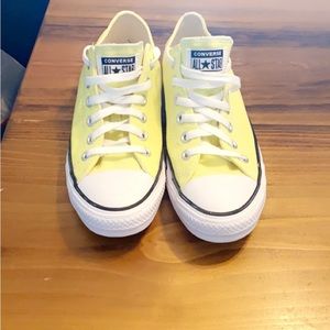 Yellow low top converse (never worn)